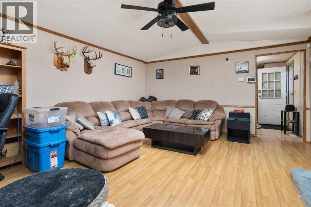 5233 47 Street photo 2