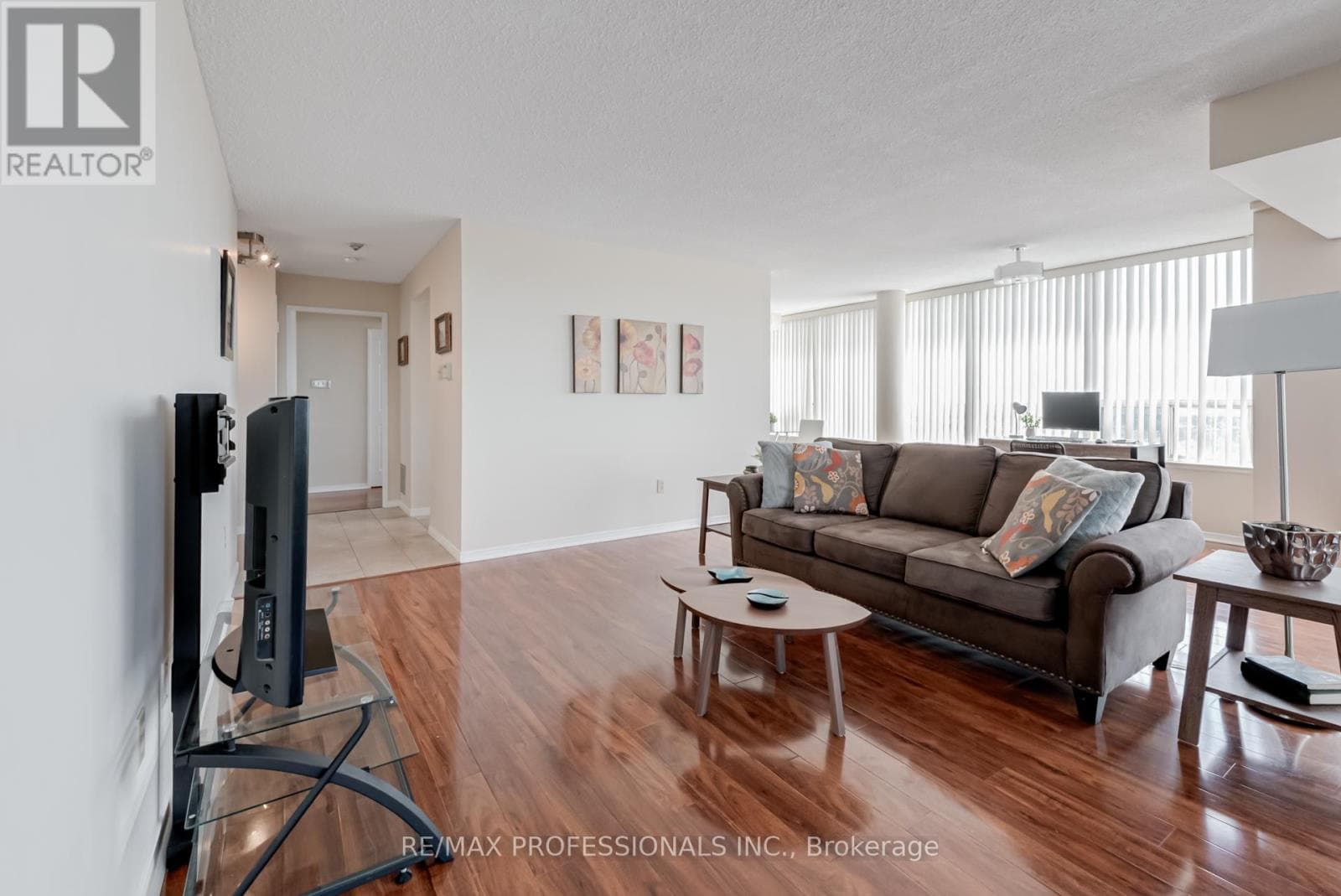 1703 - 700 CONSTELLATION DRIVE photo 3