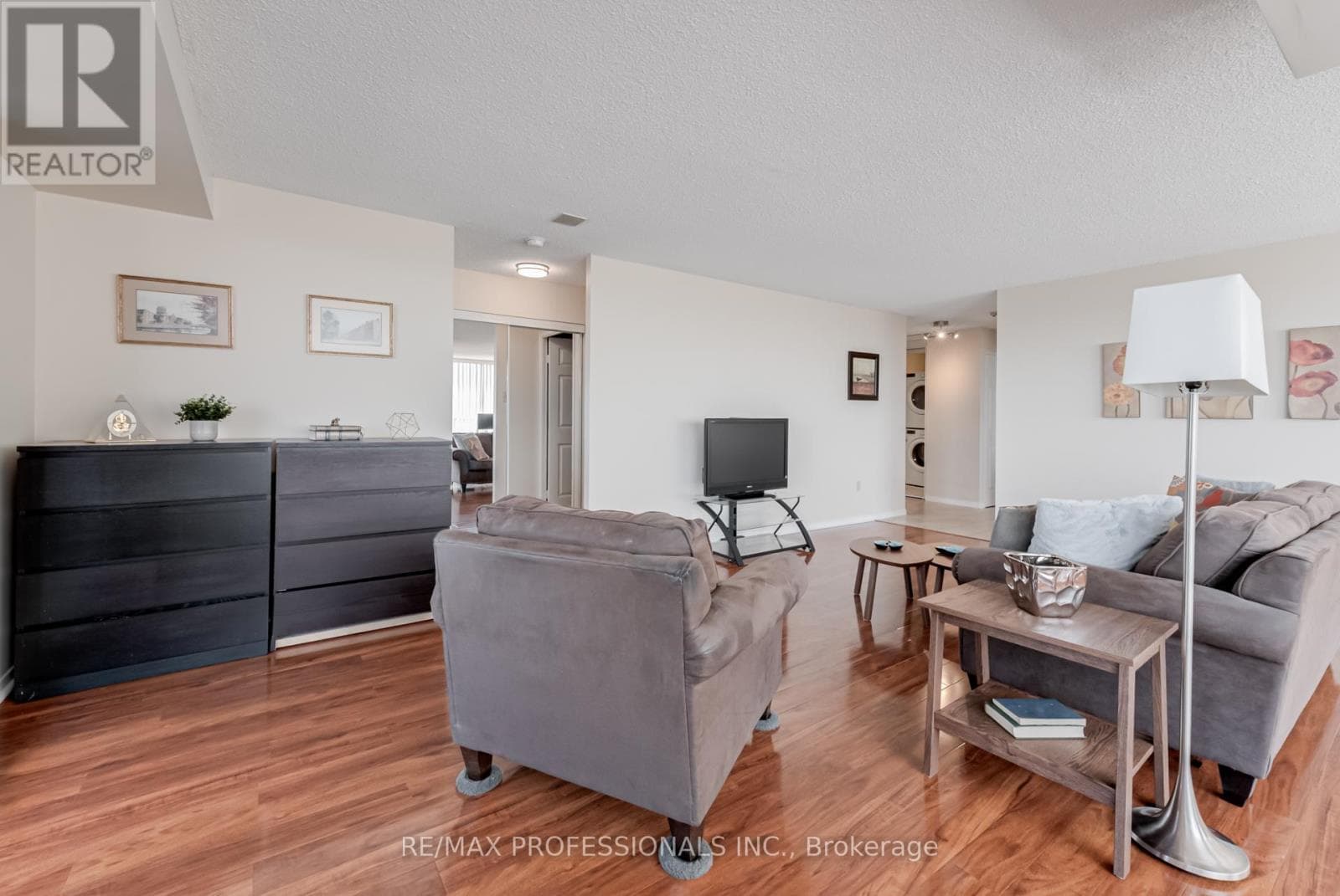 1703 - 700 CONSTELLATION DRIVE photo 4