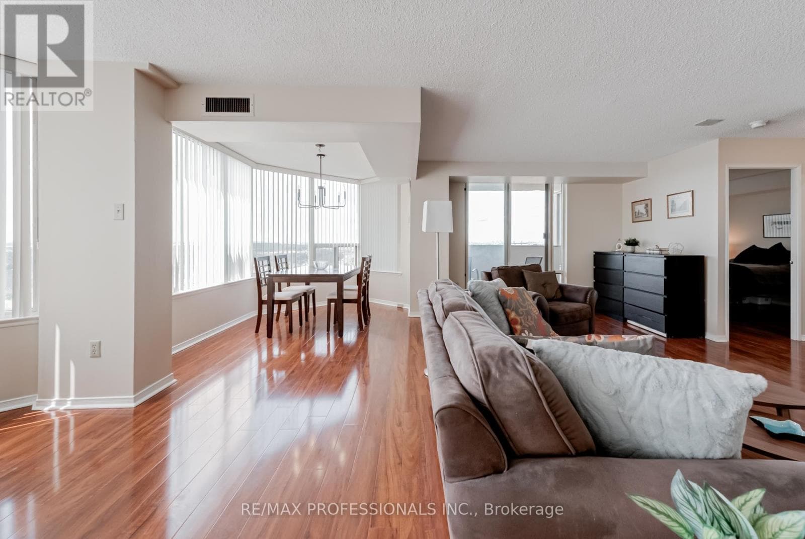 1703 - 700 CONSTELLATION DRIVE photo 5