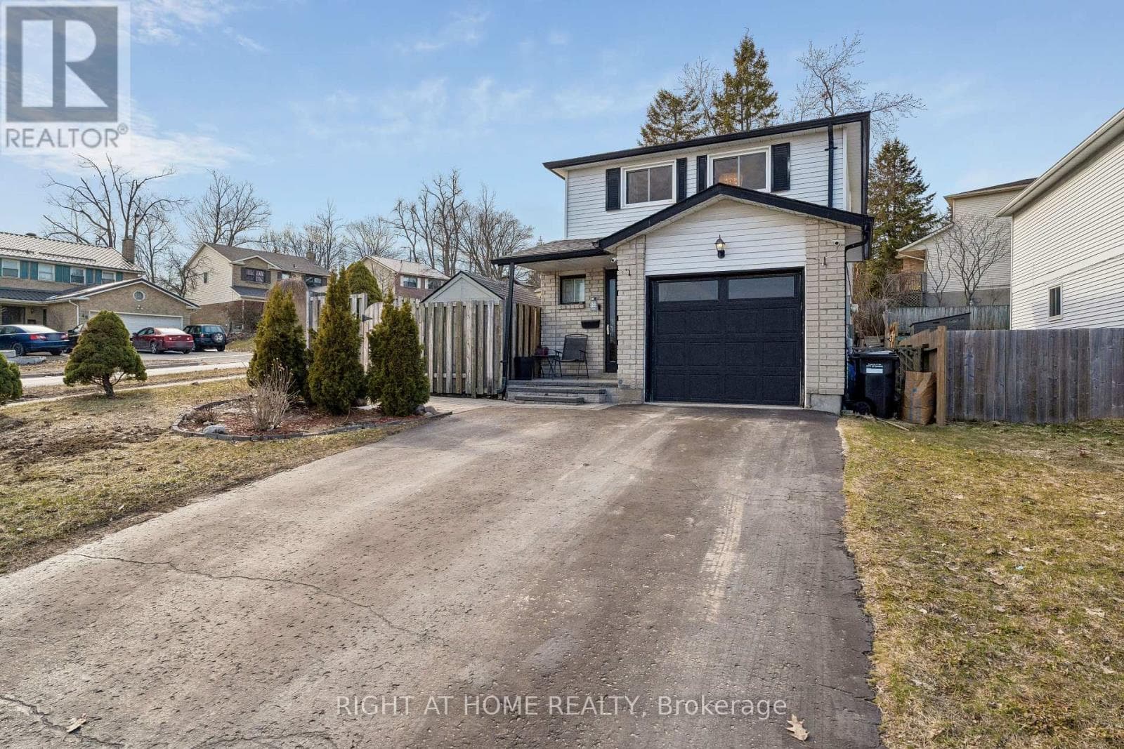 56 HEMINGWAY CRESCENT photo 2
