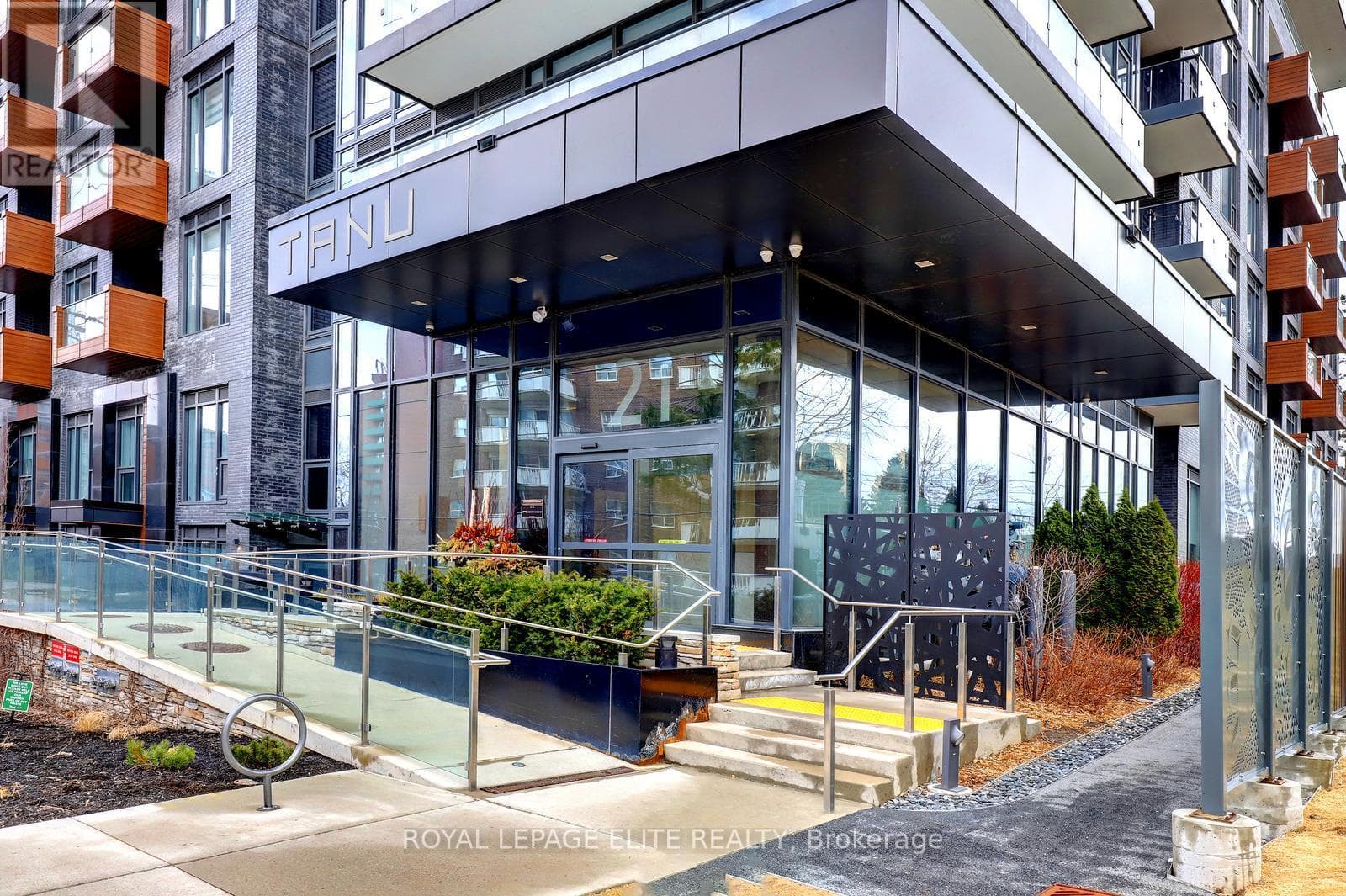 318 - 21 PARK STREET E photo 2