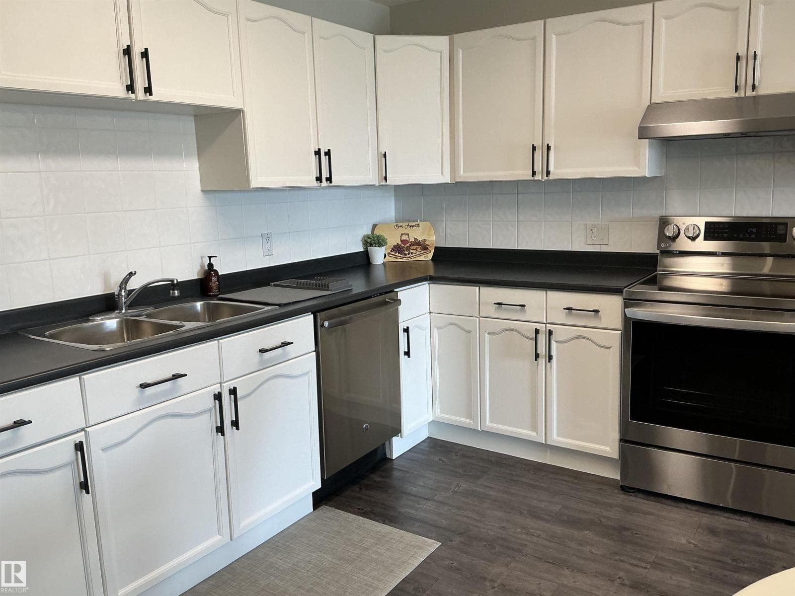 #207 592 HOOKE RD NW photo 3