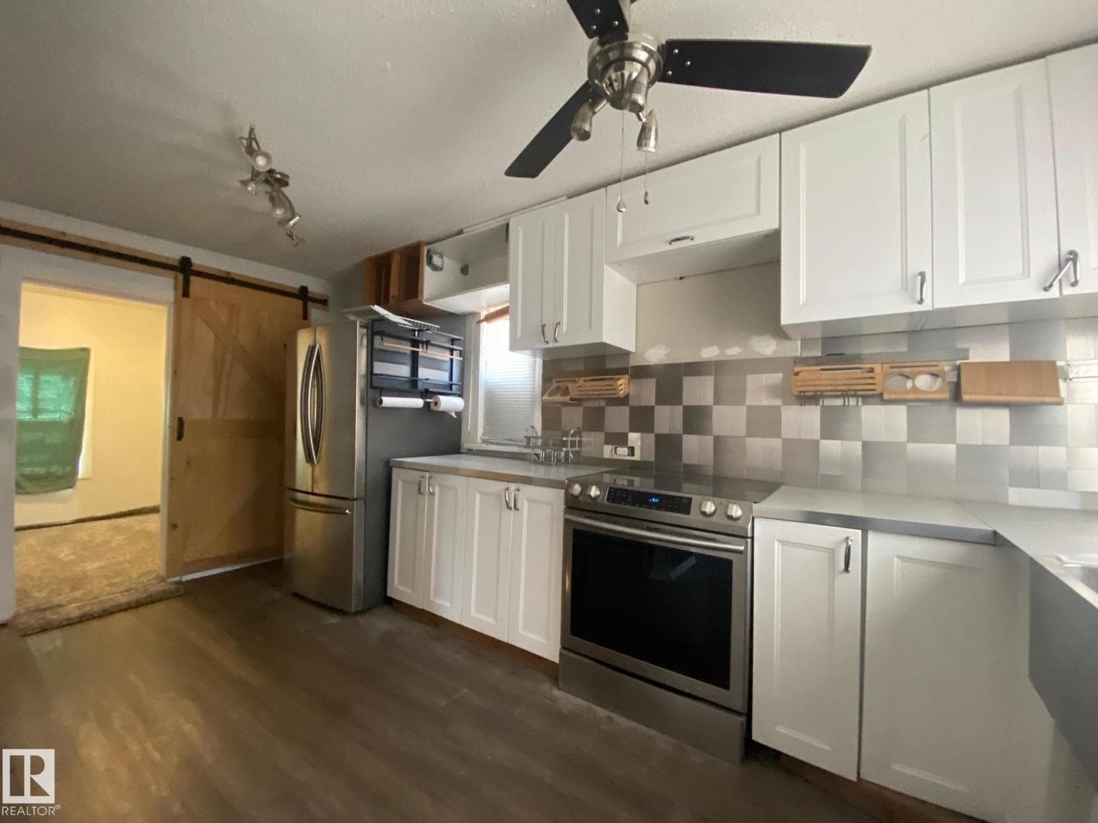 4505 53 AV photo 5