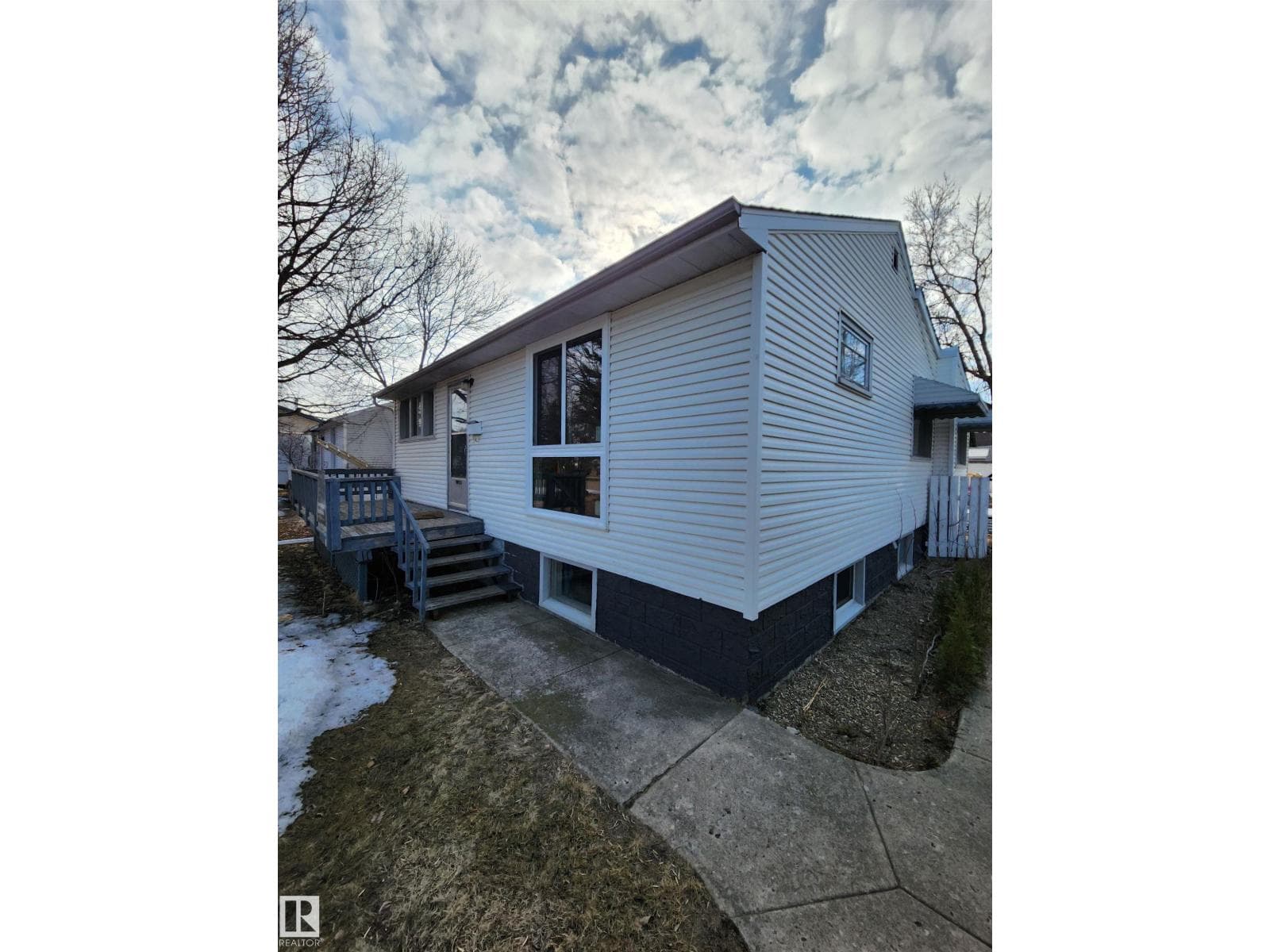 10305 98 AV photo 2