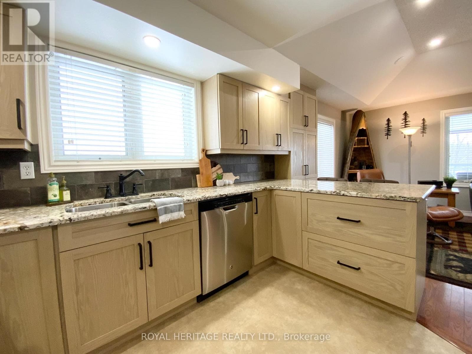 205 PIRATES GLEN DRIVE photo 5