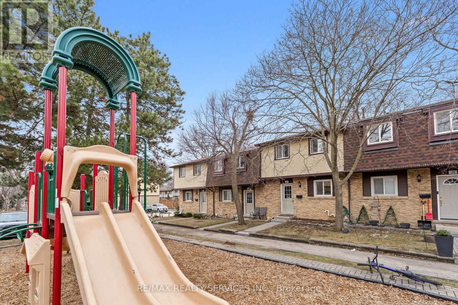 107 - 45 HANSEN ROAD N photo 3