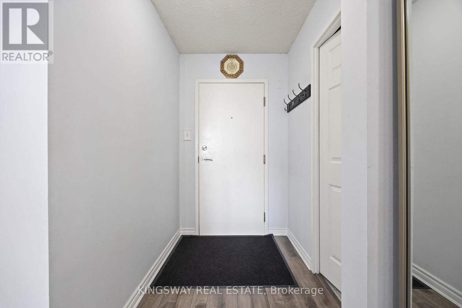 507 - 12 LAURELCREST STREET photo 4