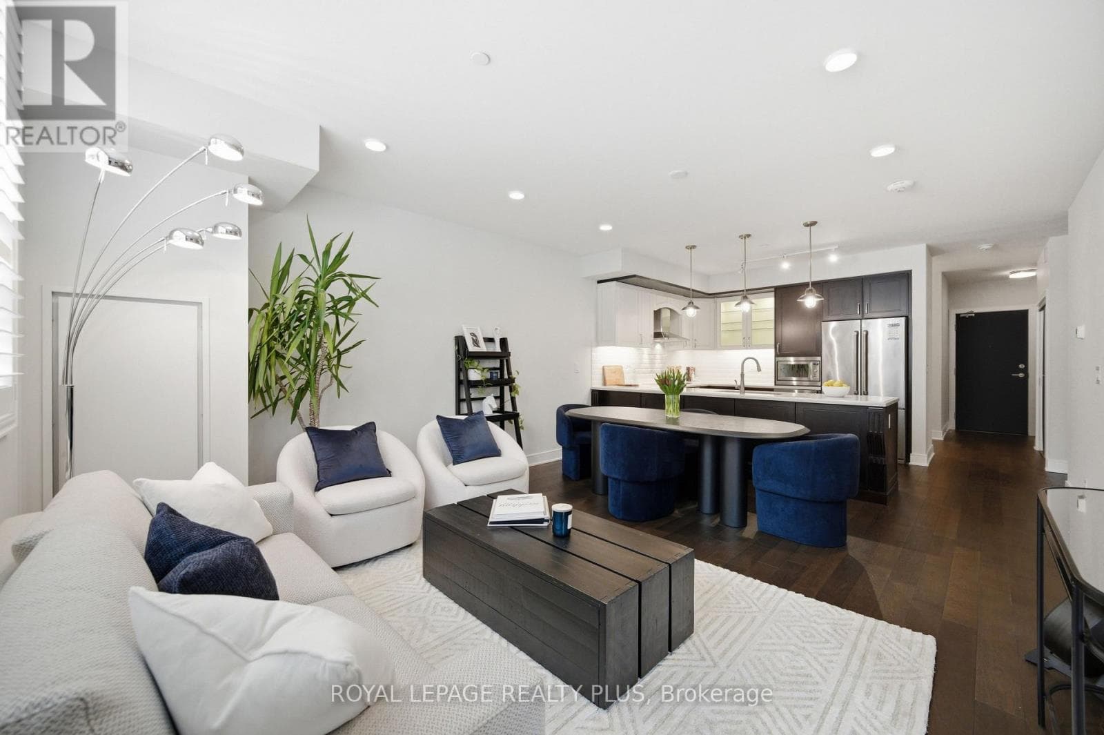 3 bed 2 bath single family at 117 - 1575 LAKESHORE ROAD W — $989,000
