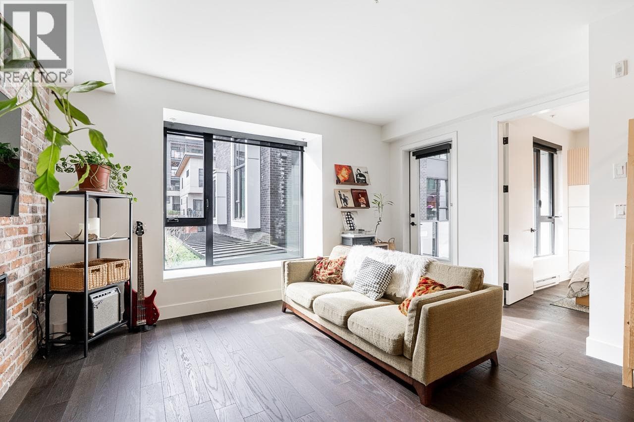 311 83 MOODY STREET photo 2