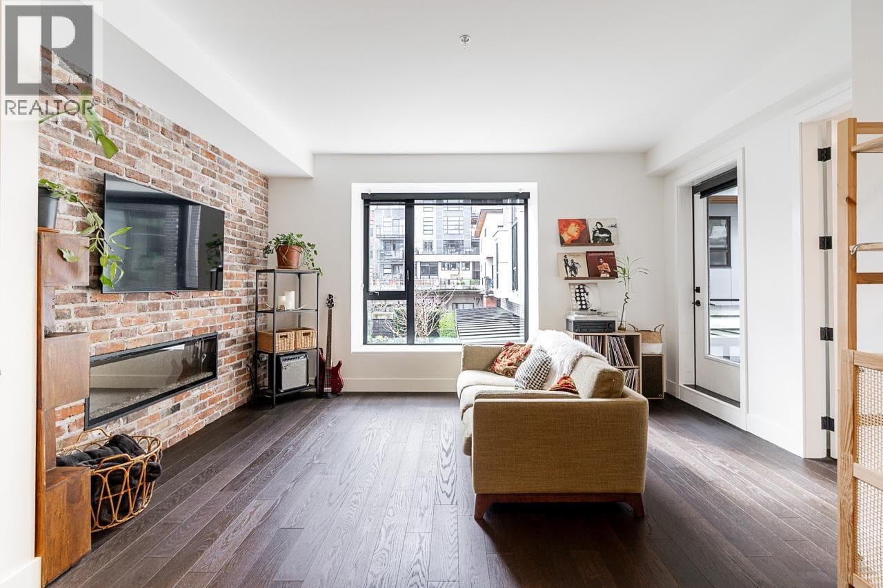 311 83 MOODY STREET photo 3