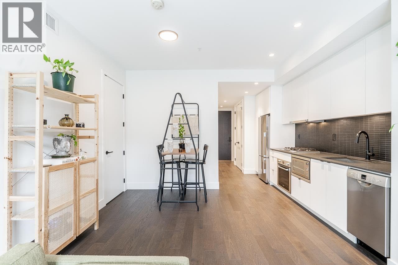 311 83 MOODY STREET photo 5