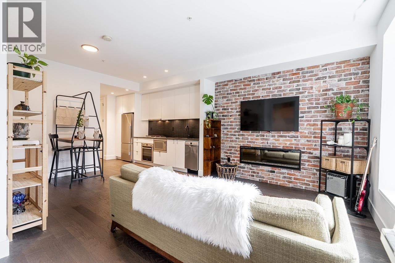 311 83 MOODY STREET photo 4