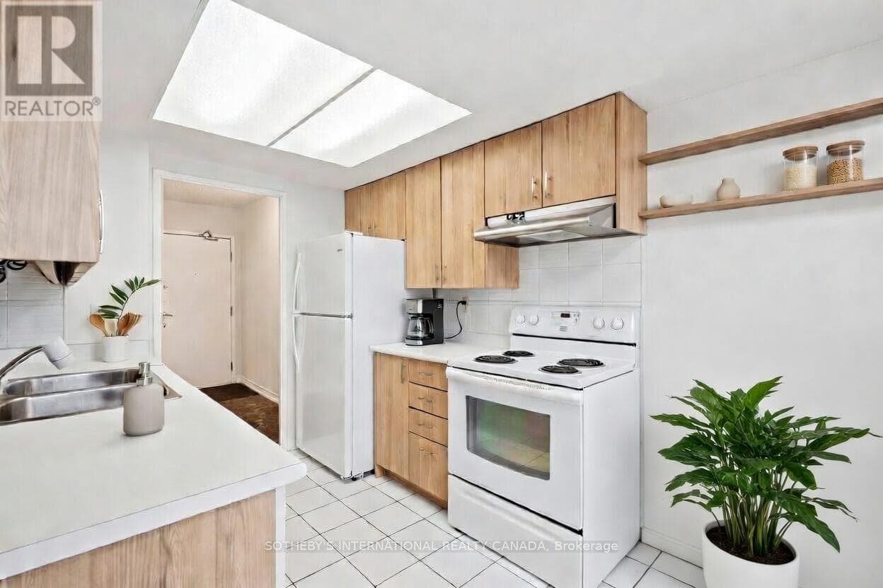 1512 - 75 KING STREET E photo 2