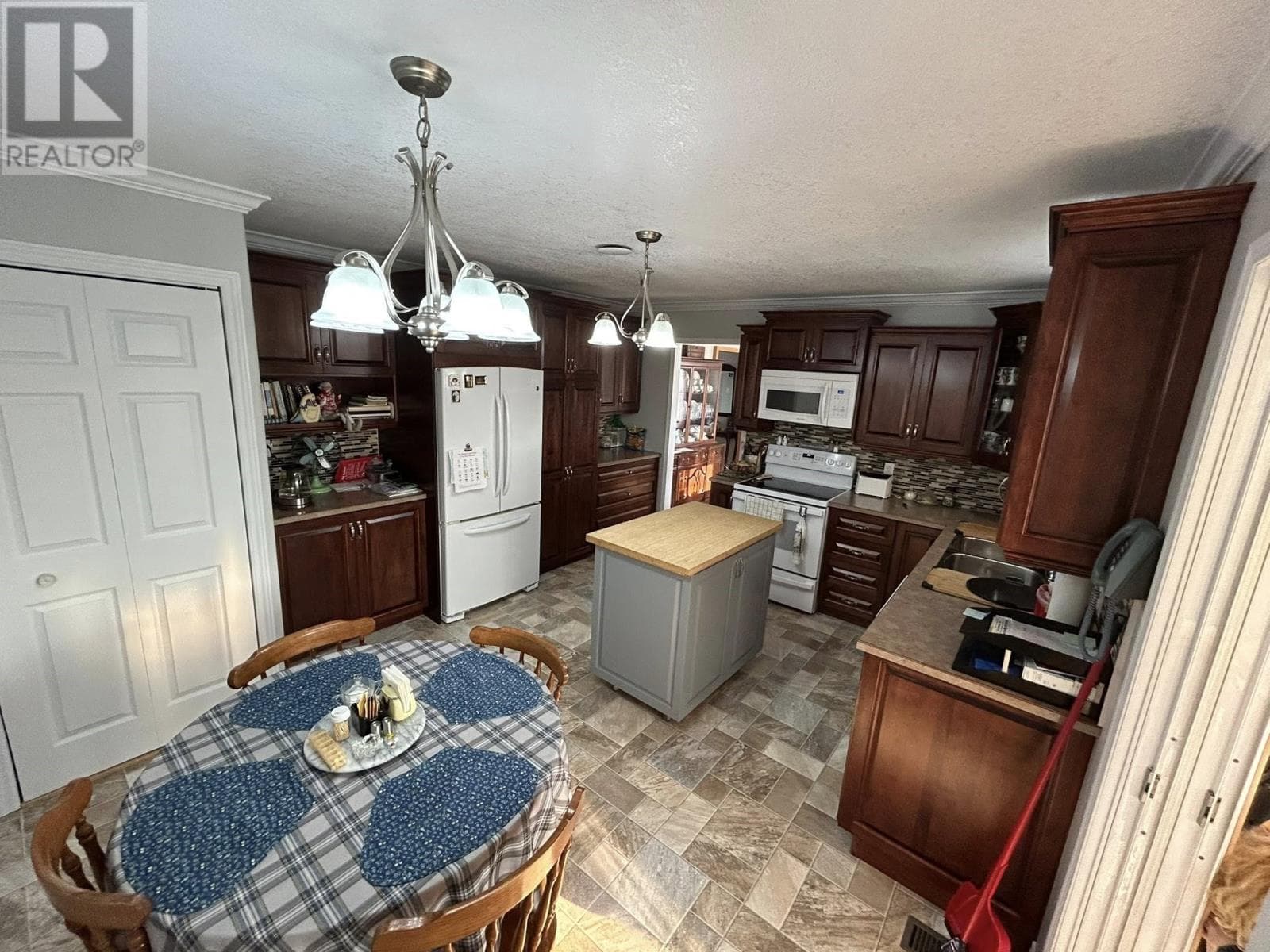 6 Sunset Drive photo 3