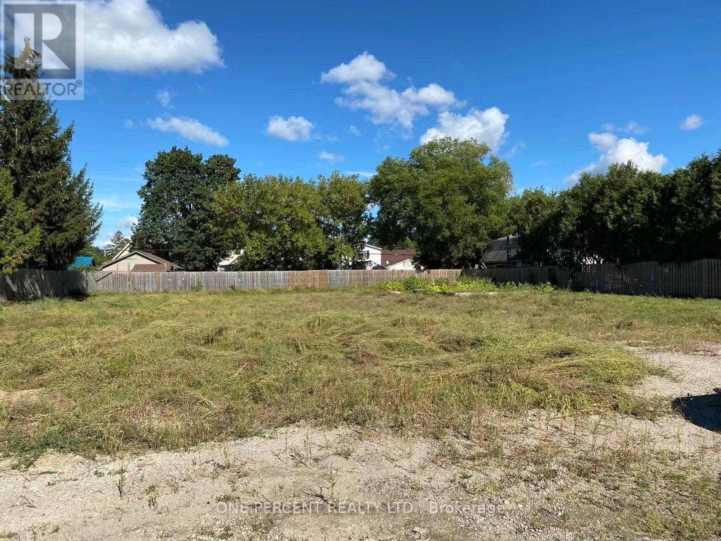 32 HUME STREET E photo 3