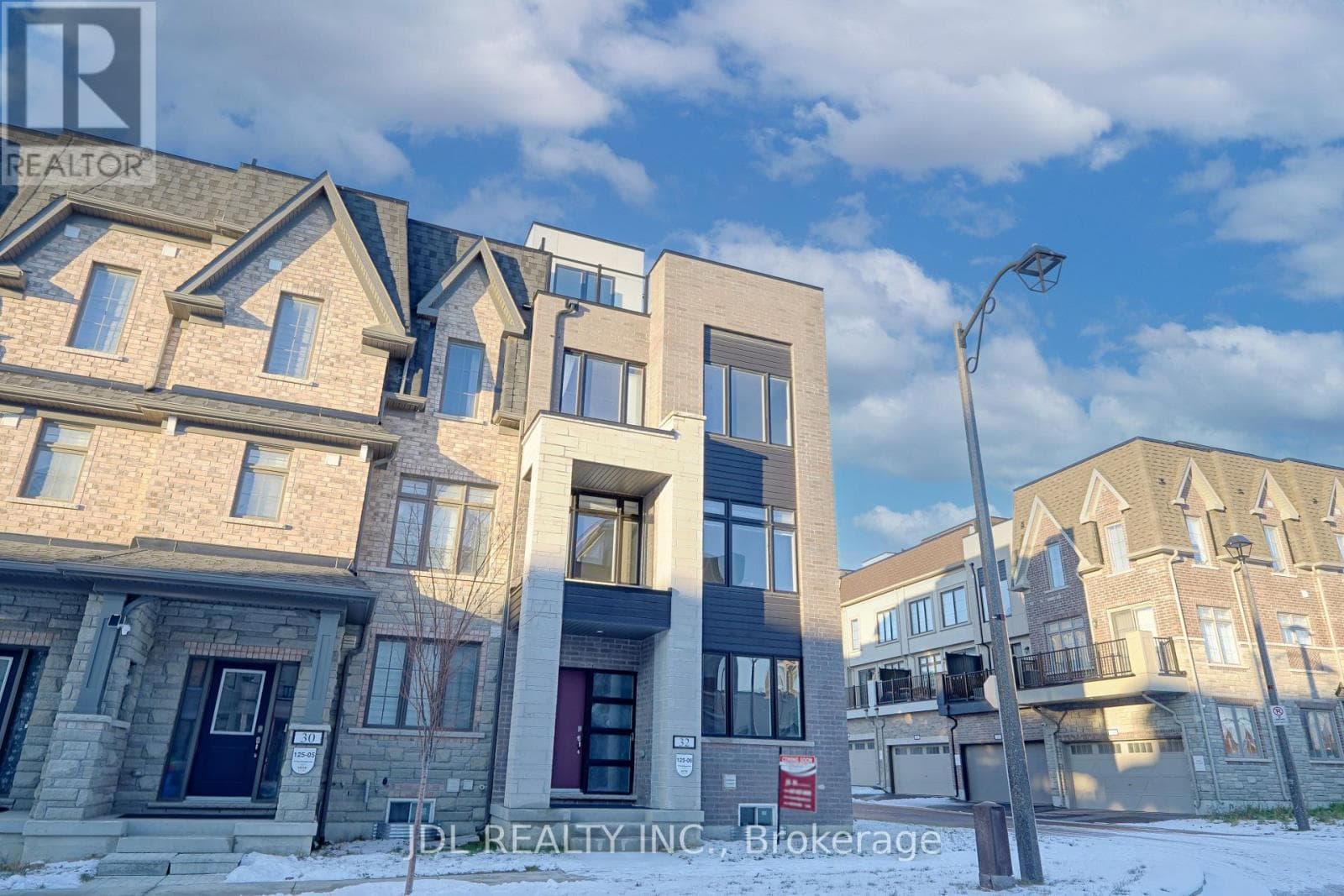 4 bed 4 bath single family at 32 GUARDHOUSE CRESCENT — $1,298,000