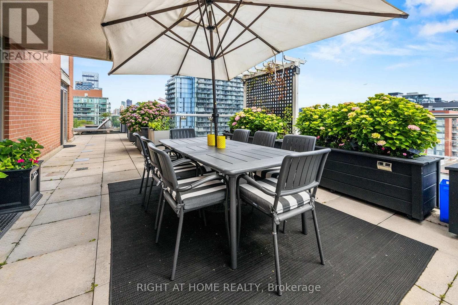 2 bed 2 bath single family at 1402 - 168 KING STREET E — $1,199,000