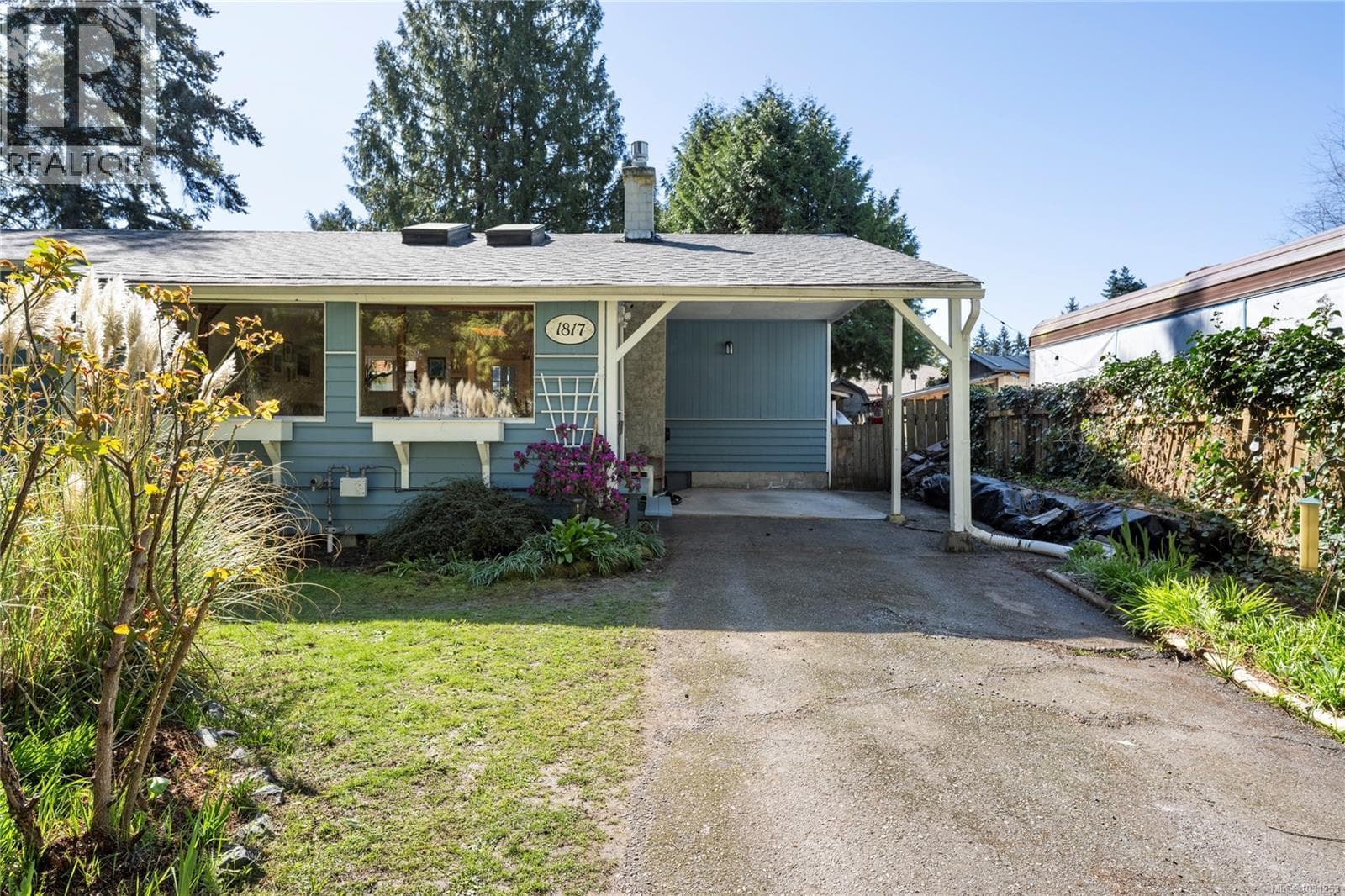 1817 Meadowlark Cres photo 2