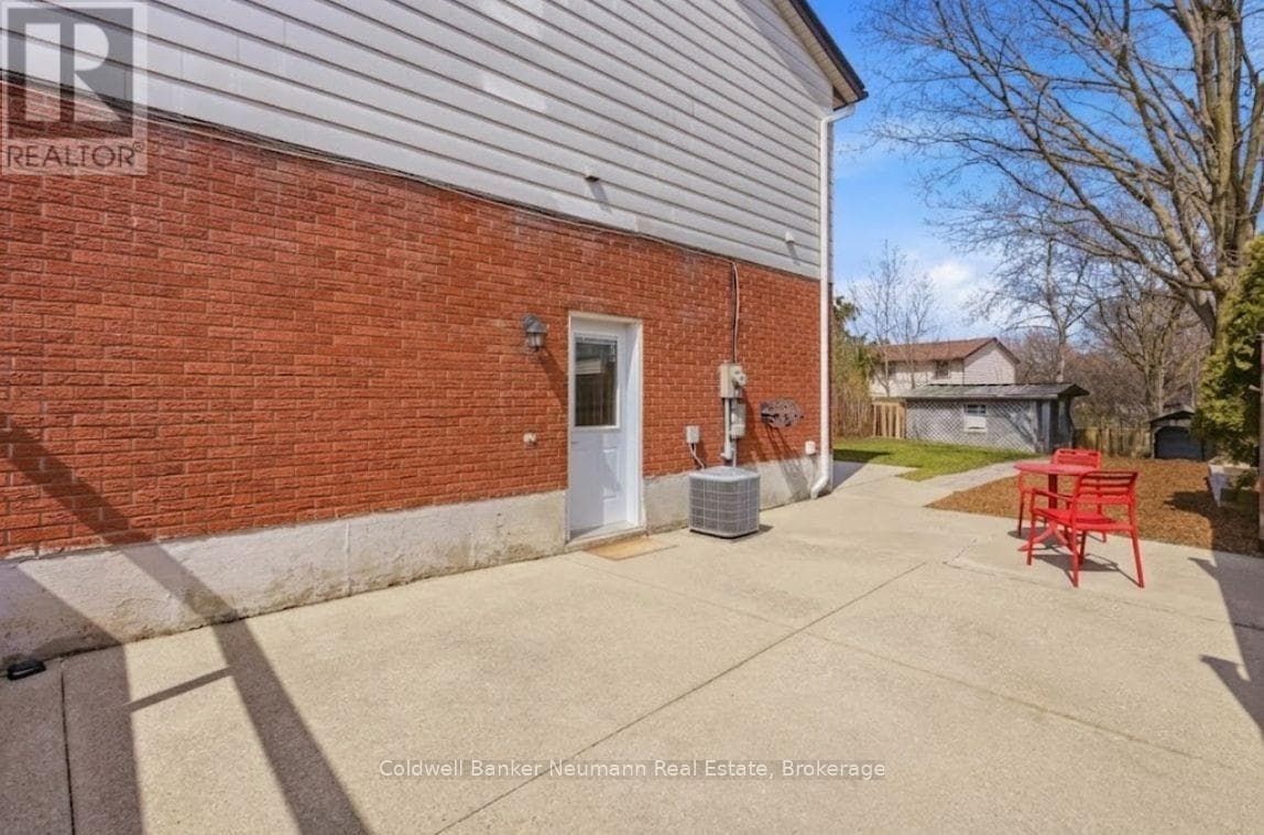 28 CHARTWELL CRESCENT photo 2