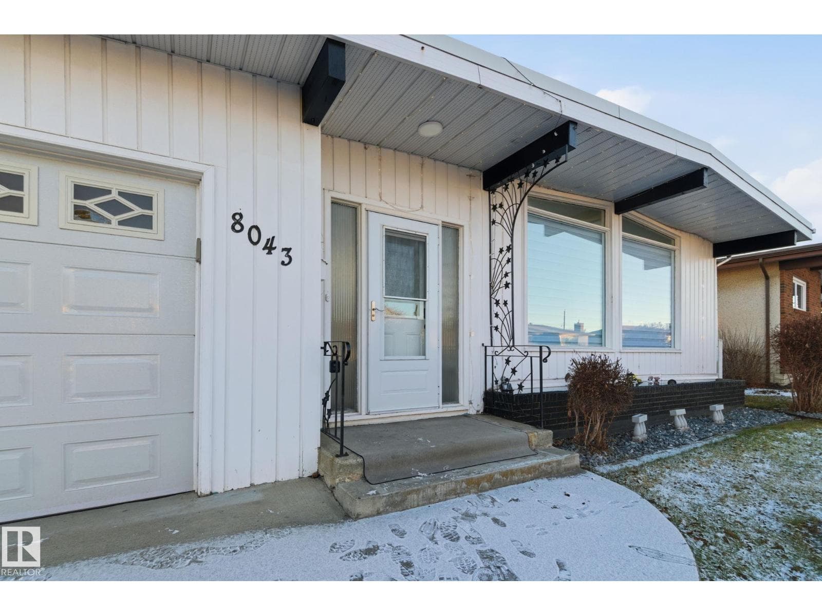 8043 135 AV NW photo 2