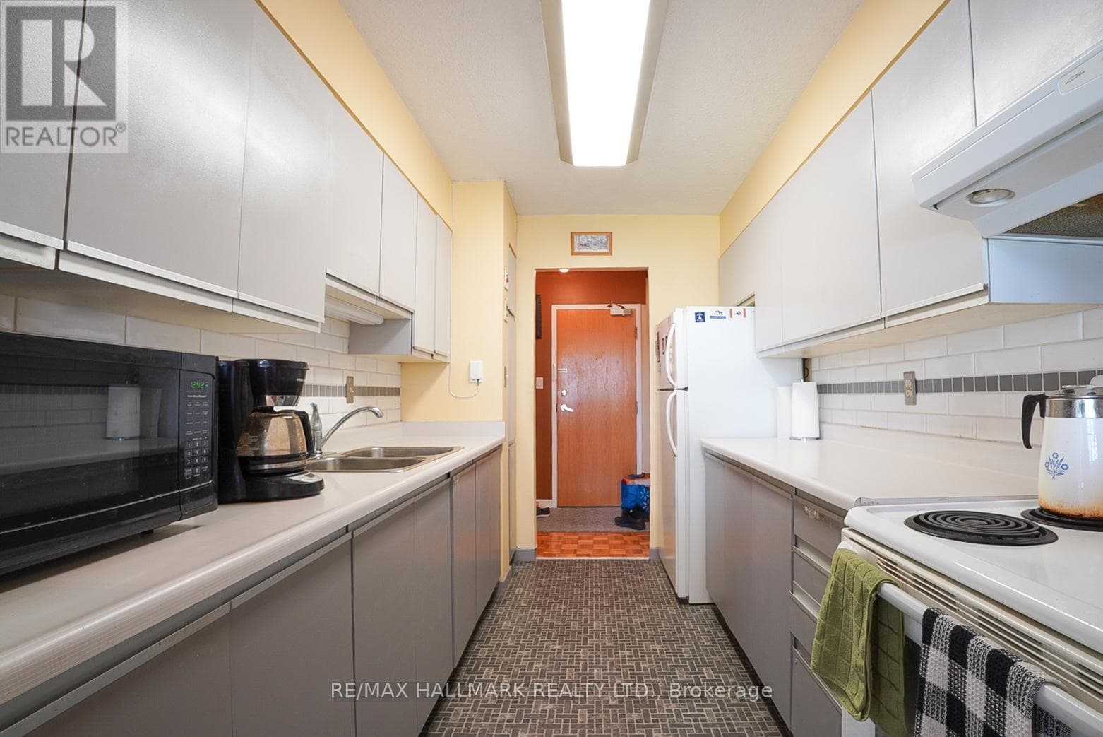 203 - 3734 ST CLAIR AVENUE E photo 3