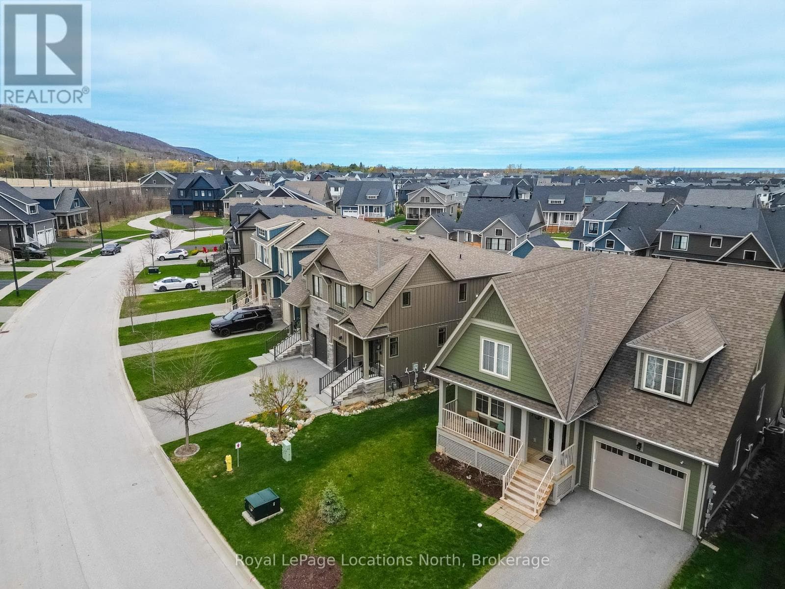 207 YELLOW BIRCH CRESCENT photo 2