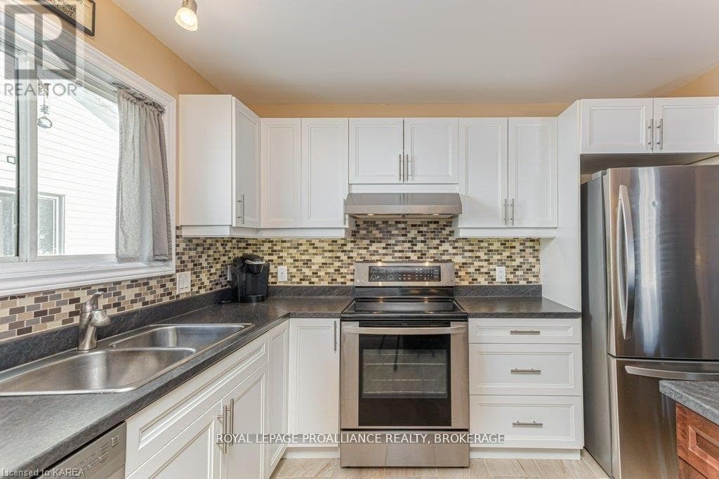 614 BARNSLEY CRESCENT photo 5