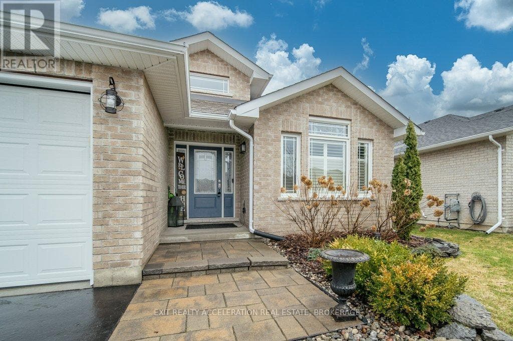 8 BRIARWOOD CRESCENT photo 3