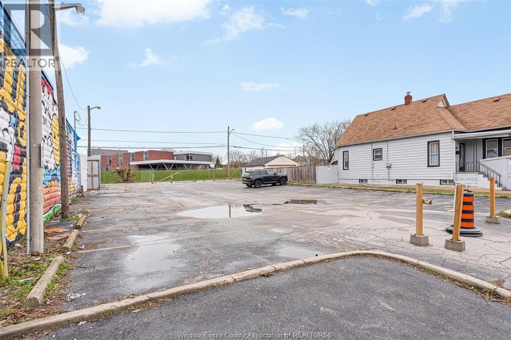 1092 WYANDOTTE STREET East photo 2