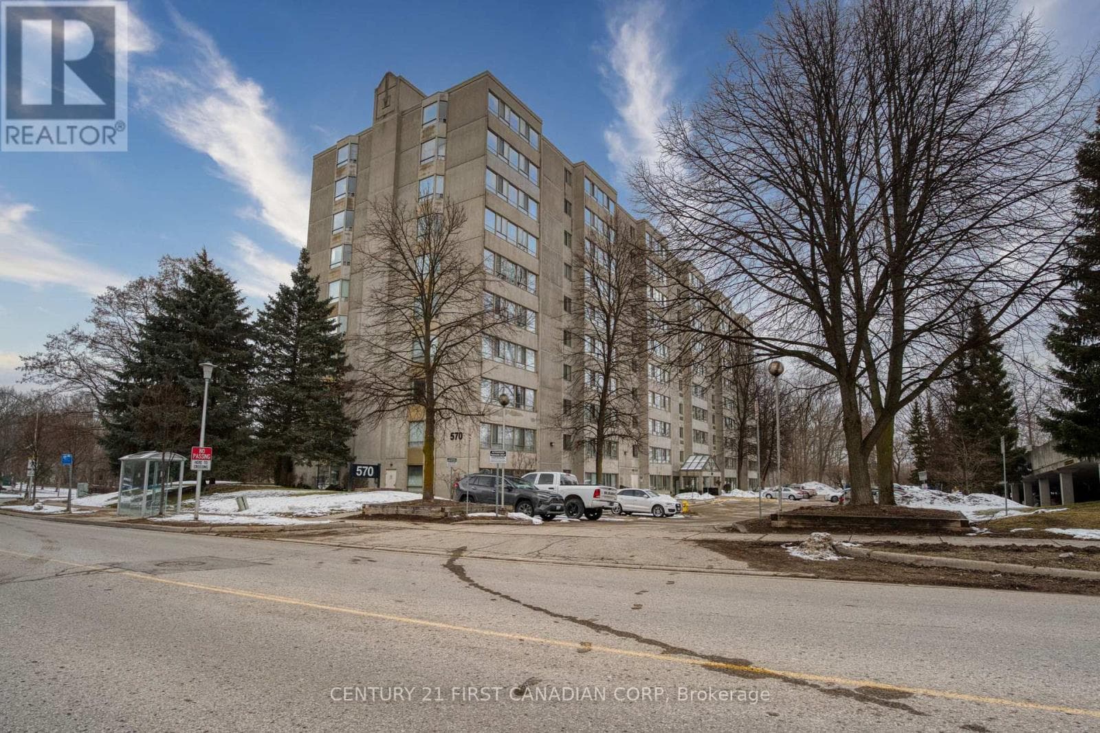 912 - 570 PROUDFOOT LANE photo 2