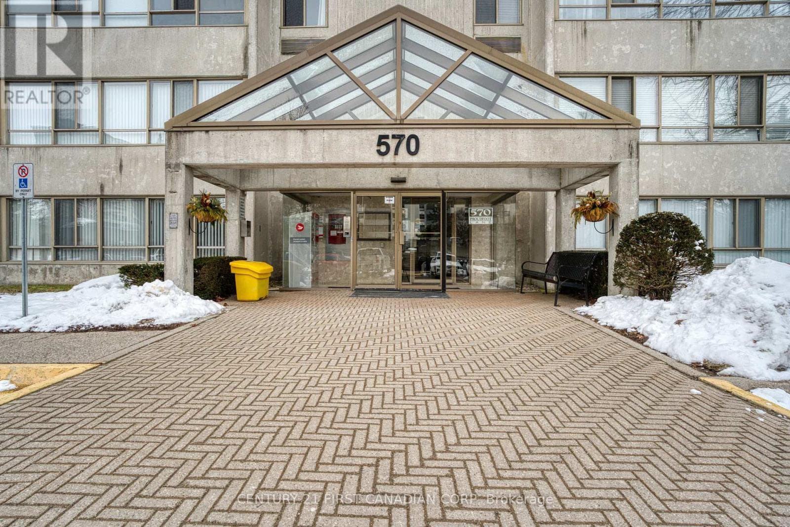 912 - 570 PROUDFOOT LANE photo 3