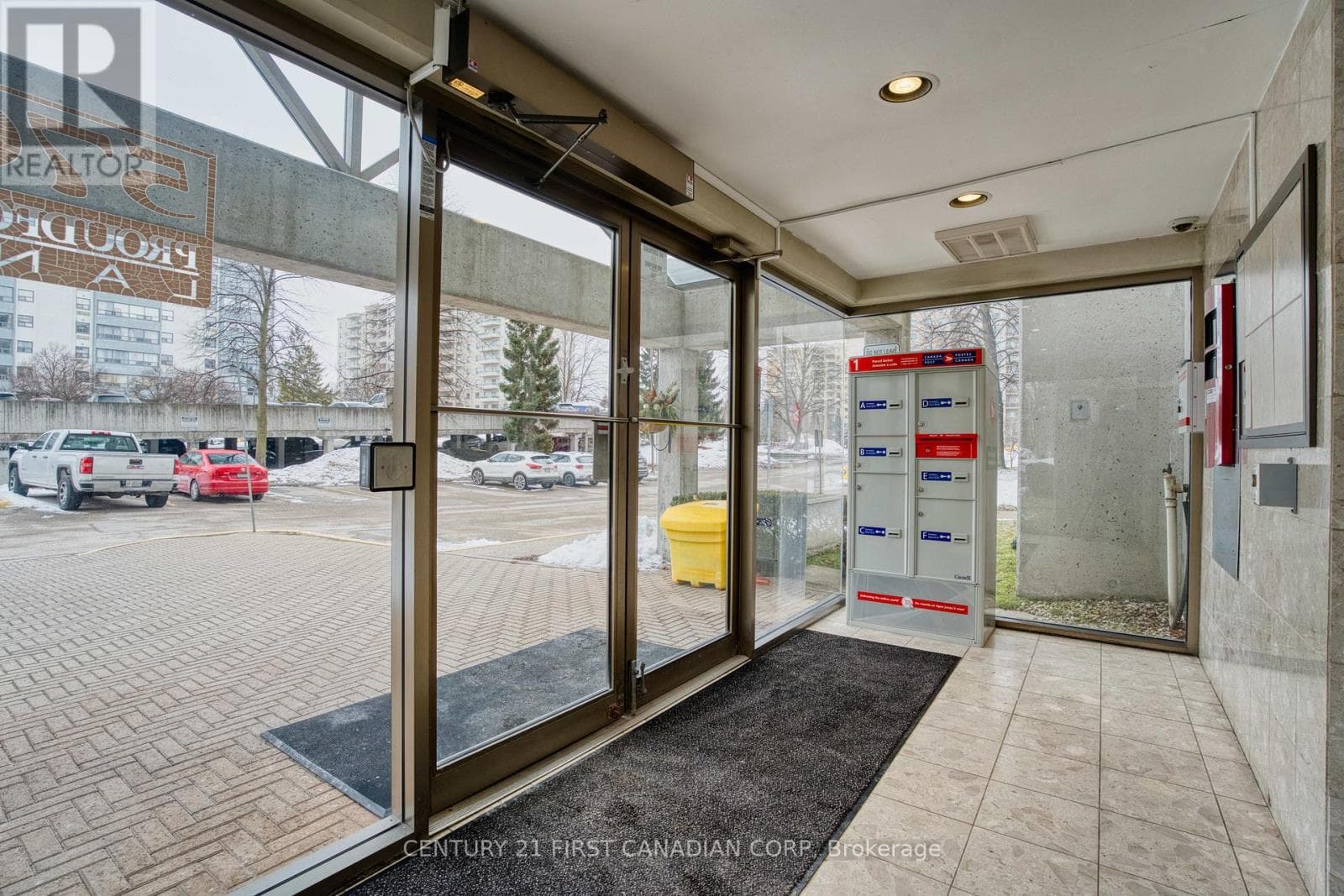 912 - 570 PROUDFOOT LANE photo 4
