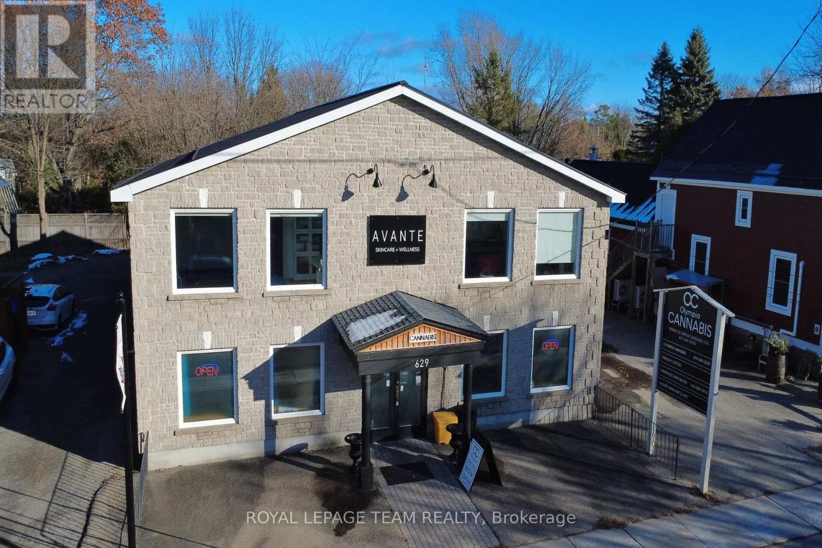 629 ST LAWRENCE STREET photo 2