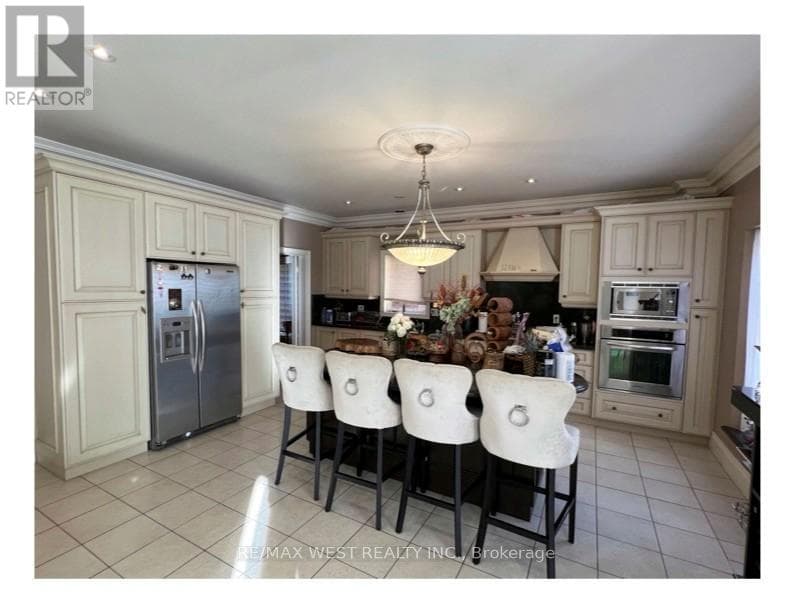 64 KINGMOUNT CRESCENT photo 2