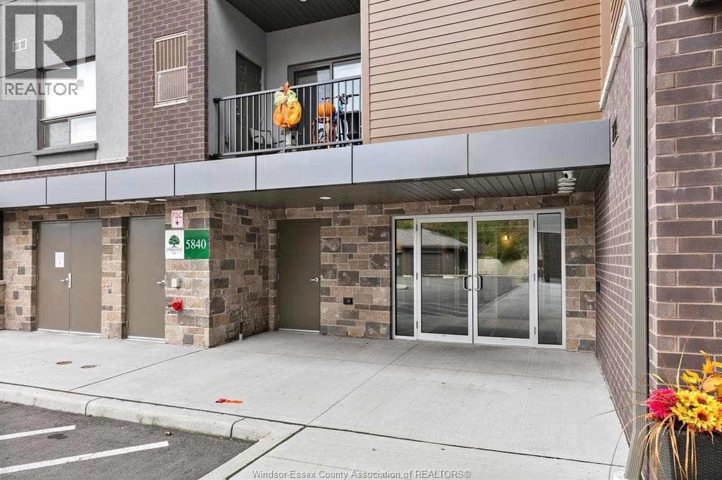 5840 NEWMAN Unit# 318 photo 2