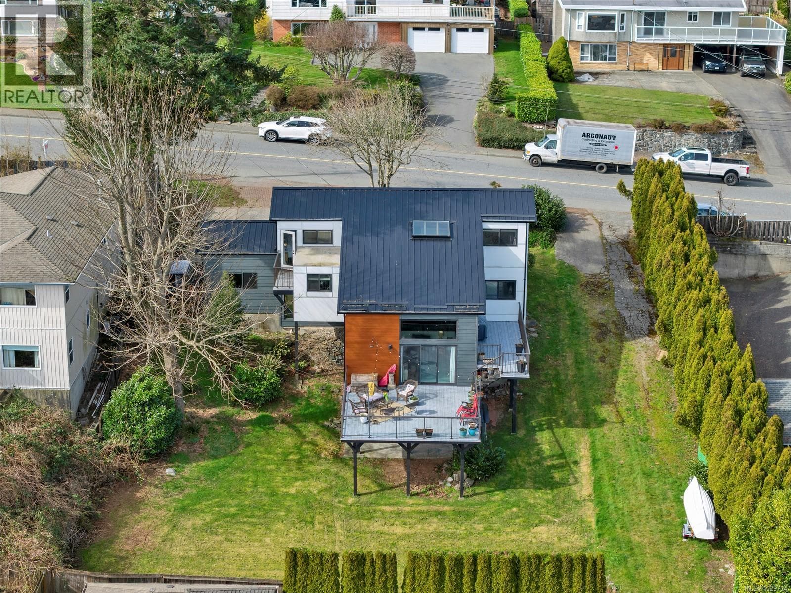 241 Alder St S photo 4