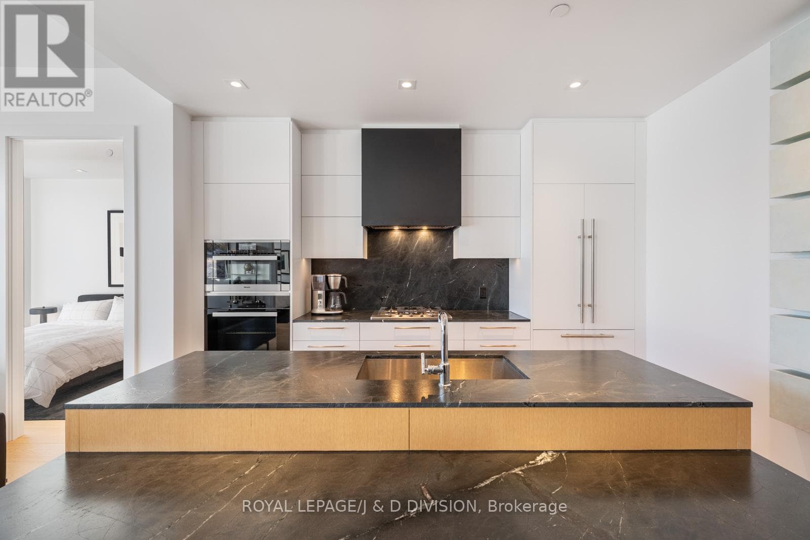 710 - 1 STRATHGOWAN AVENUE photo 5
