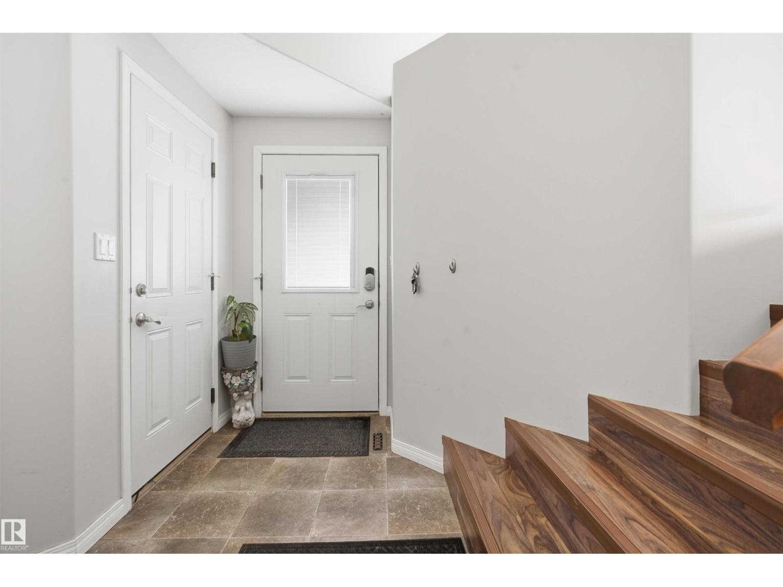6201 45 ST photo 2