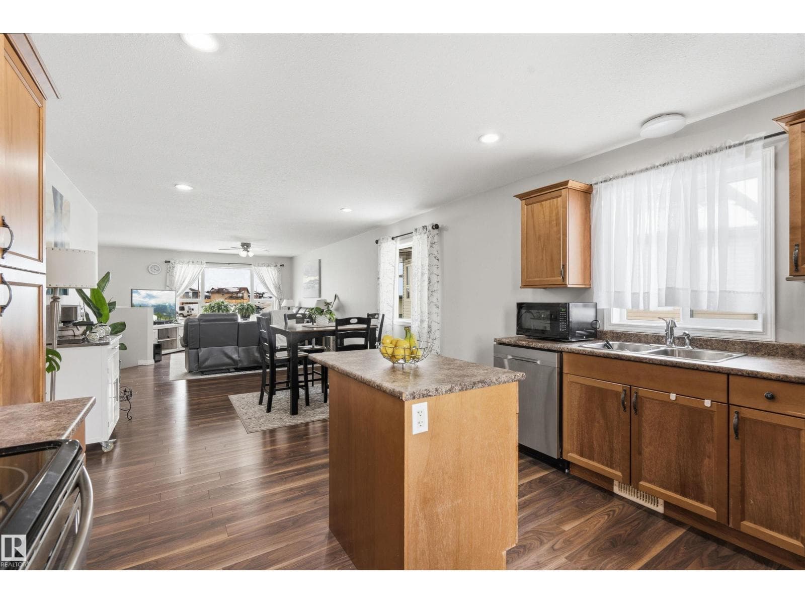 6201 45 ST photo 3