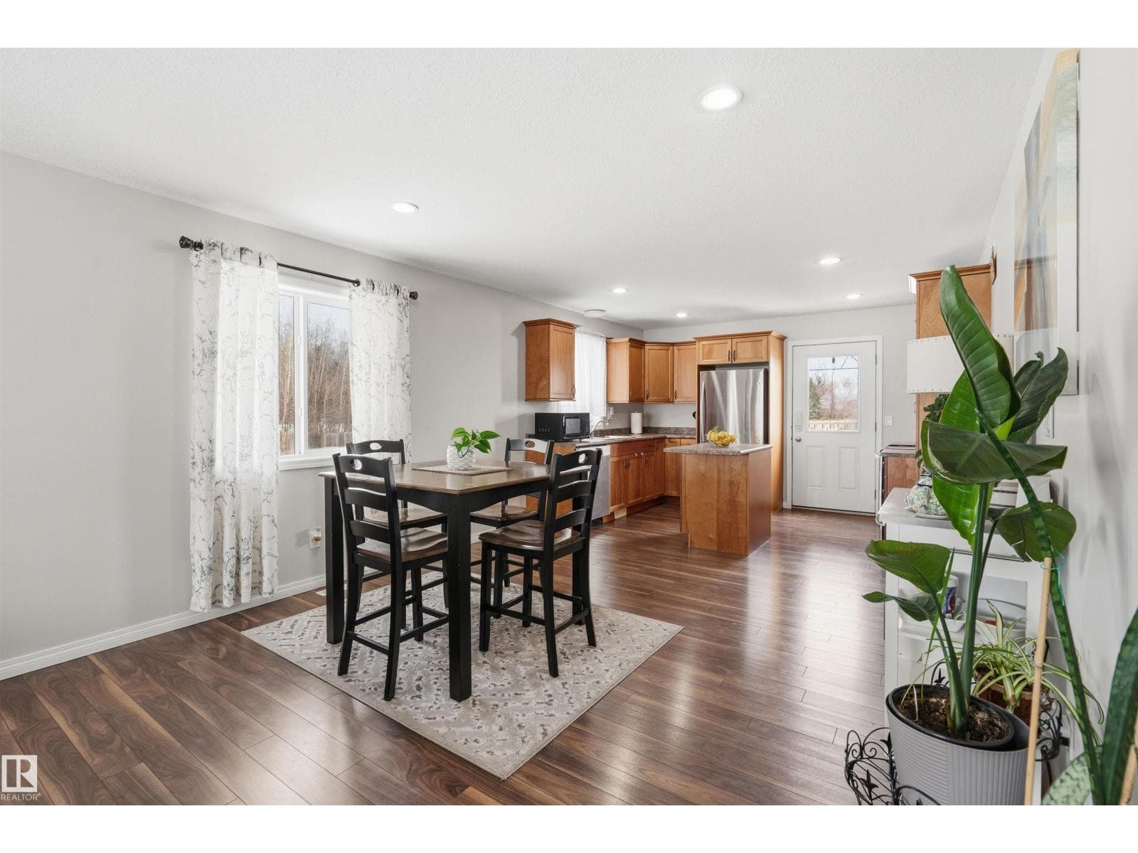 6201 45 ST photo 4