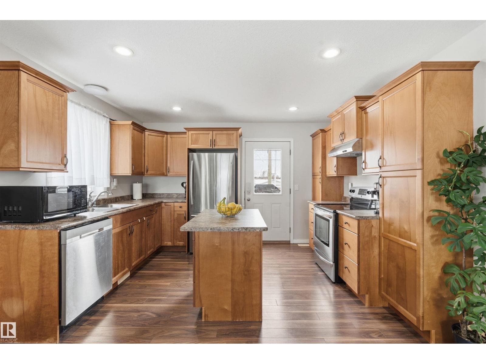 6201 45 ST photo 5