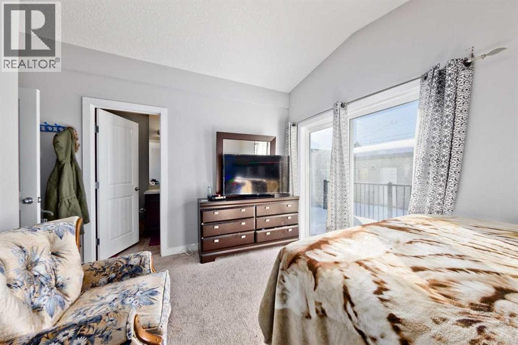 1141 35 Street SE photo 4