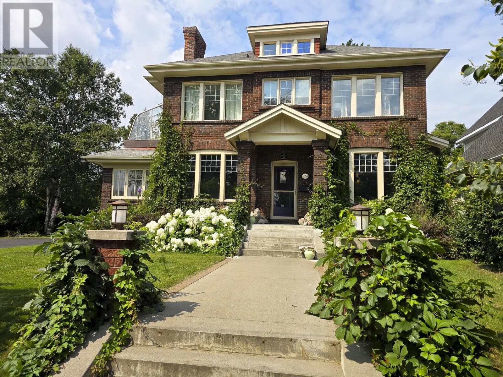 4 bed 3 bath single family at 124 Summit AVE — $879,000