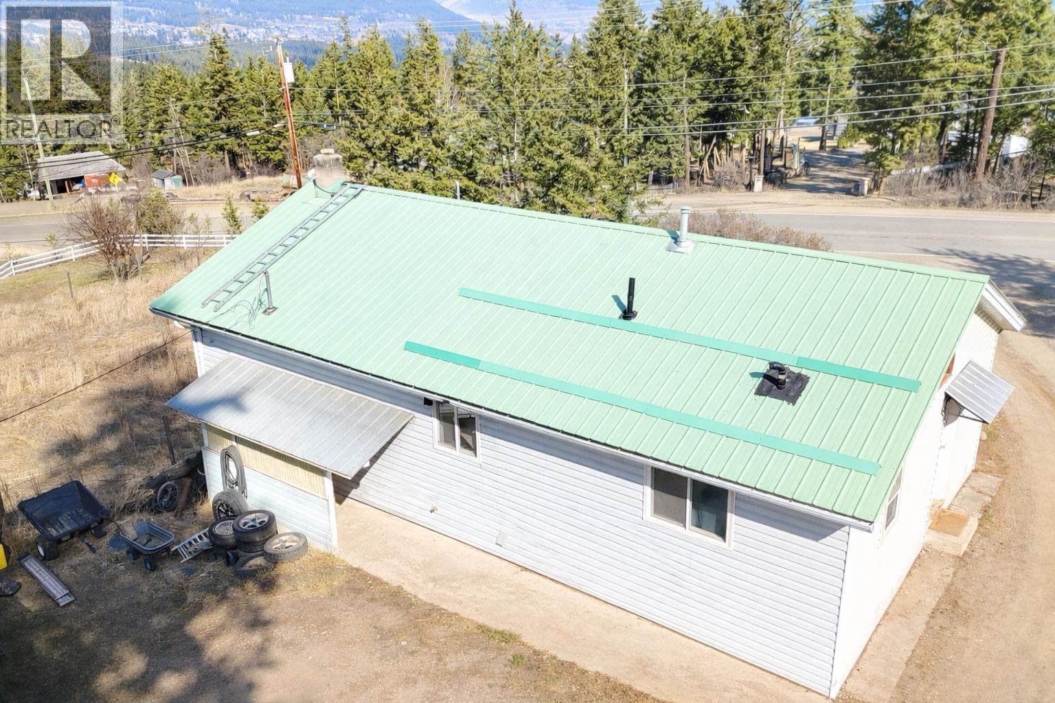 915 DOG CREEK ROAD photo 2