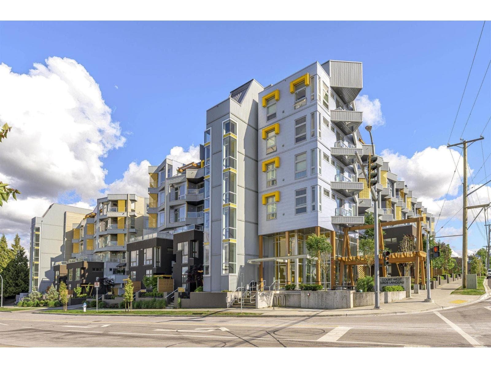 1 bed 1 bath single family at 414 32828 LANDEAU PLACE — $399,999