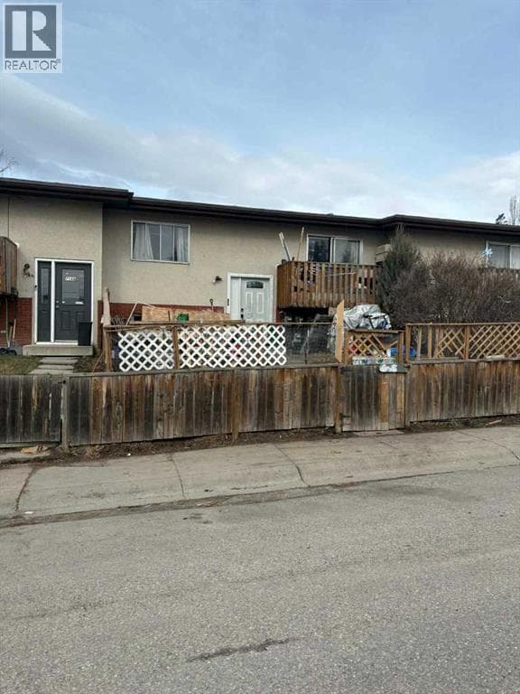 716B Raynard Crescent SE photo 2