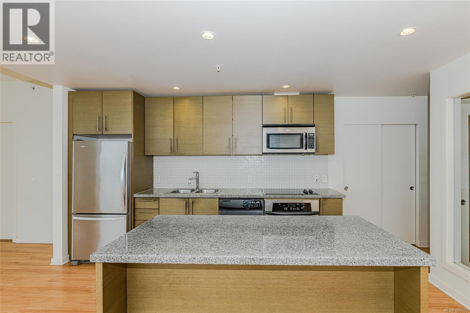 406 399 Tyee Rd photo 5