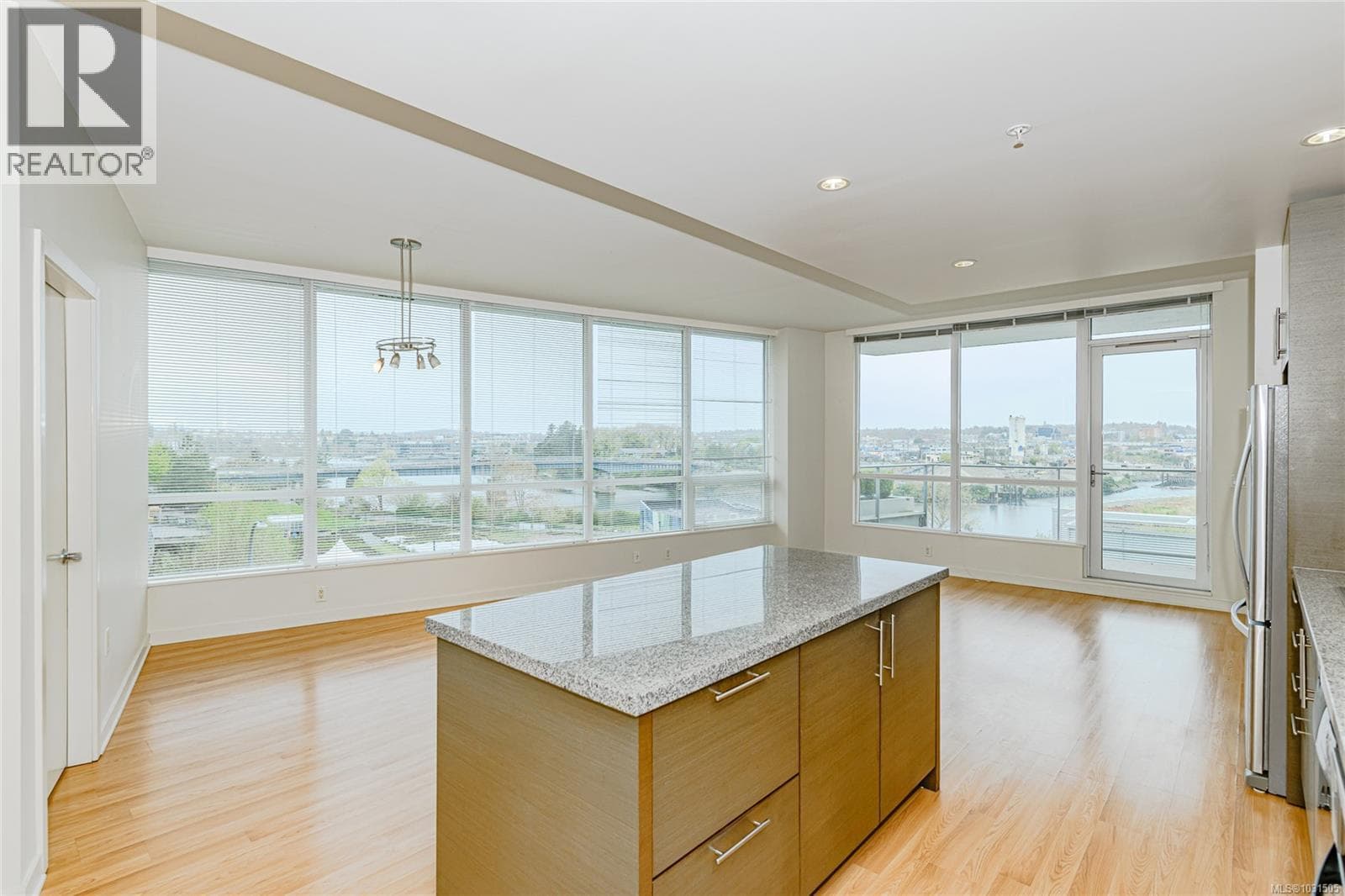 406 399 Tyee Rd photo 2