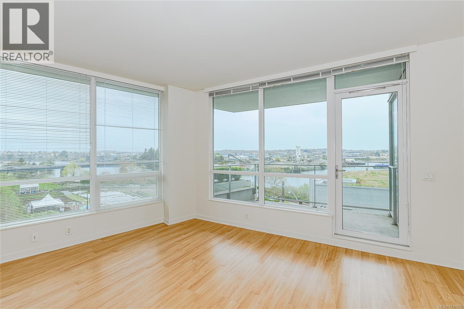 406 399 Tyee Rd photo 4